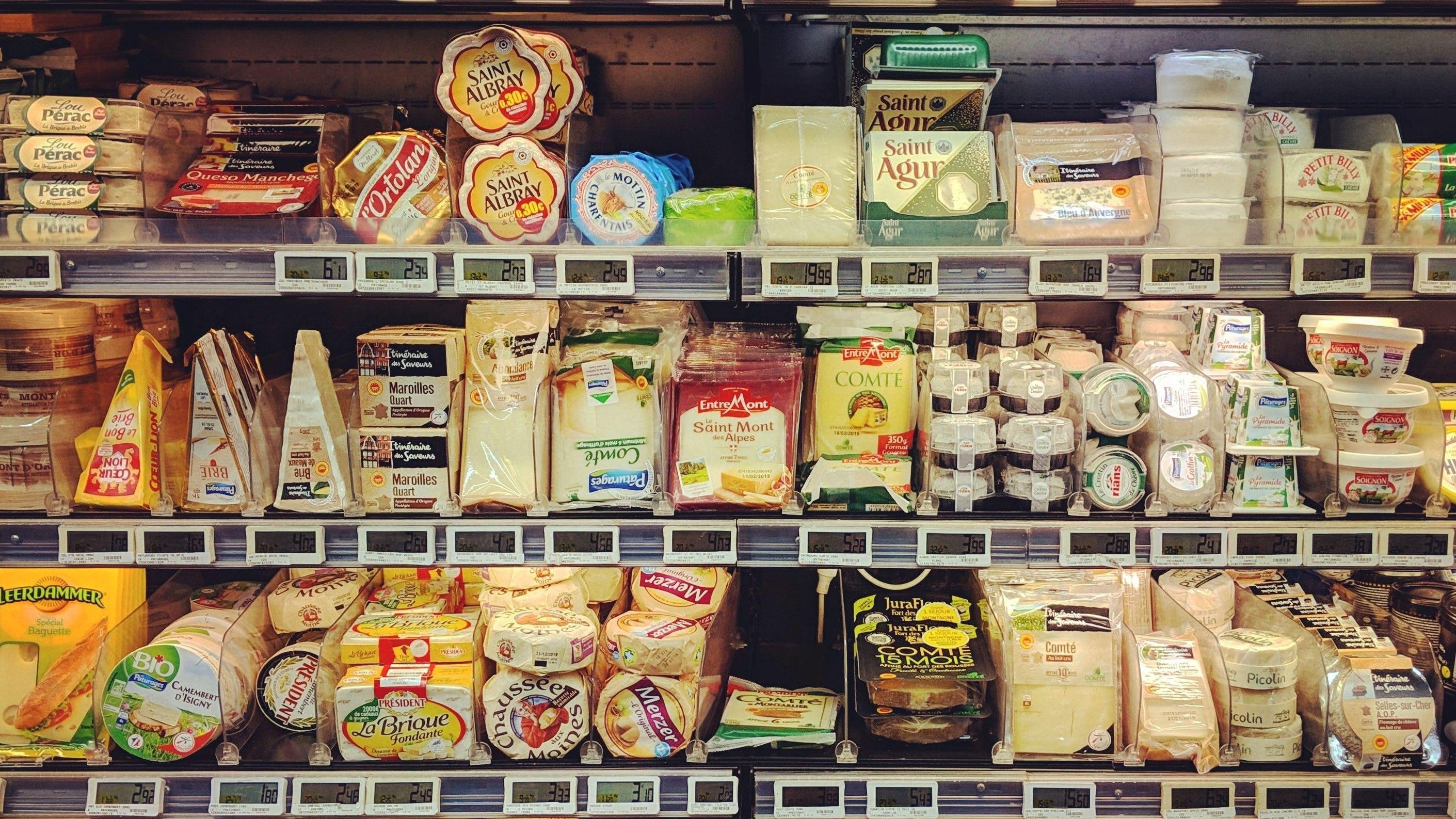 بسته‌های مواد غذایی و محصولات لبنی در یخچال فروشگاه